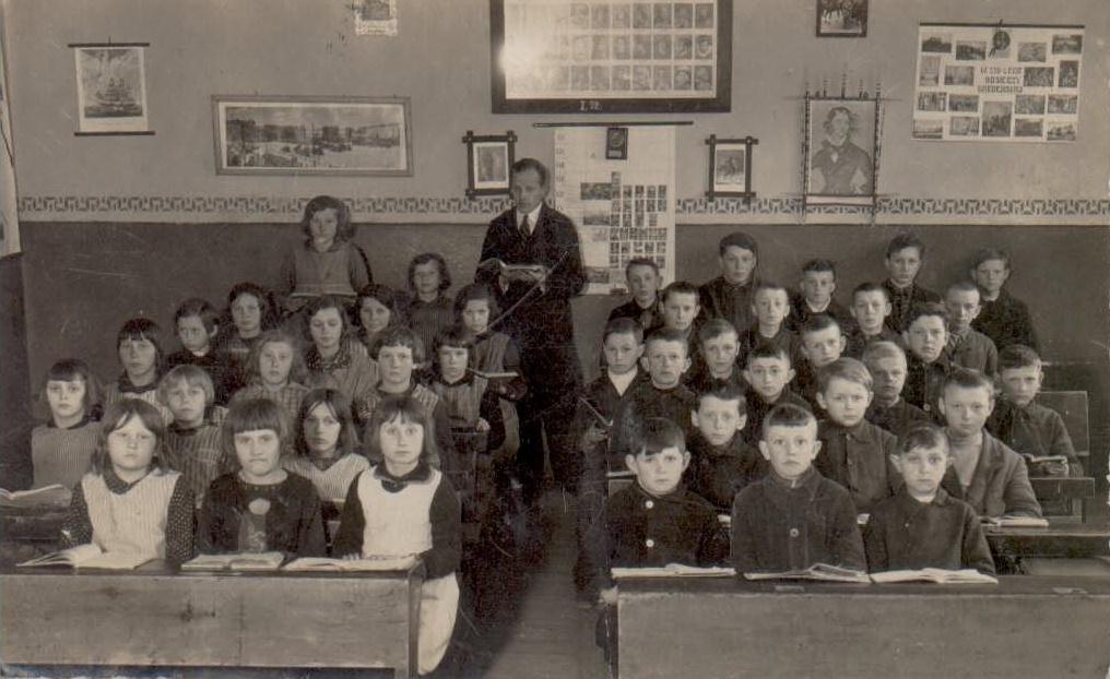 Po powstaniu Państwa Polskiego szkoła była organizacyjnie szkołą dwuklasową, a następnie w roku szkolnym 1930/31