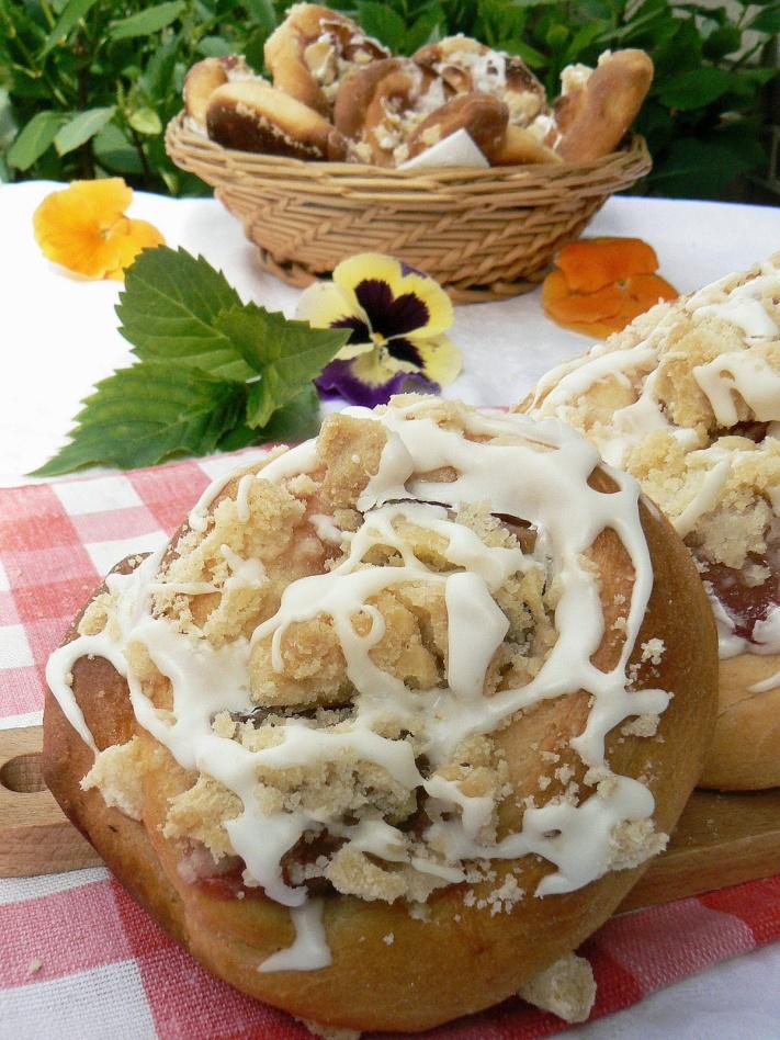 Gotowe faworki posypuje się cukrem pudrem. SZNEKI Z GLANCEM Lukrowane drożdżowe bułeczki w Wielkopolsce nazywa się "szneki z glancem", od niemieckiego słowa "schnecke"- ślimak.