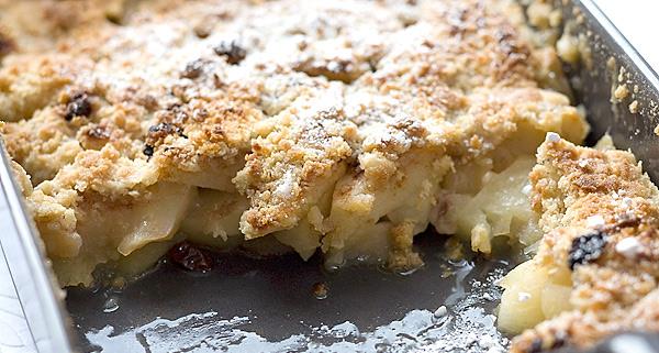 DESERY PYSZNE I ZDROWE Jabłka z kruszonką Składniki: 1,5 kg jabłek 2 łyżki rodzynek 1/2 łyżeczki mielonego cynamonu Kruszonka: 90 g masła 125 g mąki 80 g cukru szczypta soli Piekarnik nagrzać do 150
