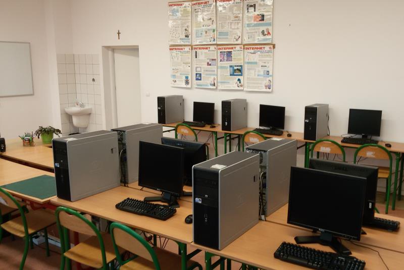 5 pracowni komputerowych wśród których: - Pracownia montażu,