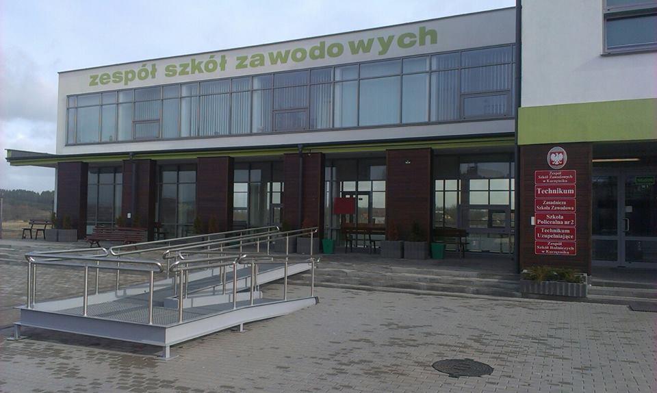 Szkoła jest całkowicie dostosowana do potrzeb osób niepełnosprawnych