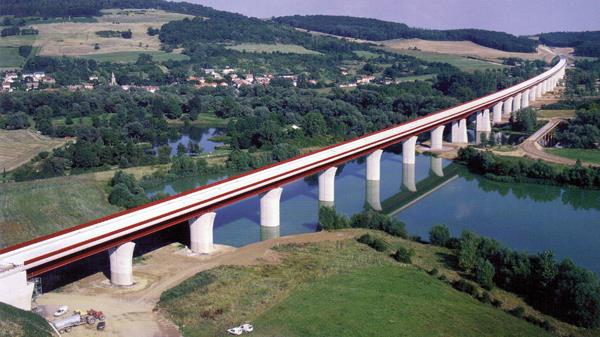 Mosty kolejowe w ciągu LDP uwarunkowania projektowe c.d. Na ukształtowanie obiektów mostowych na LDP szczególnie istotny wpływ mają warunki dotyczące bezpieczeństwa i komfortu jazdy.