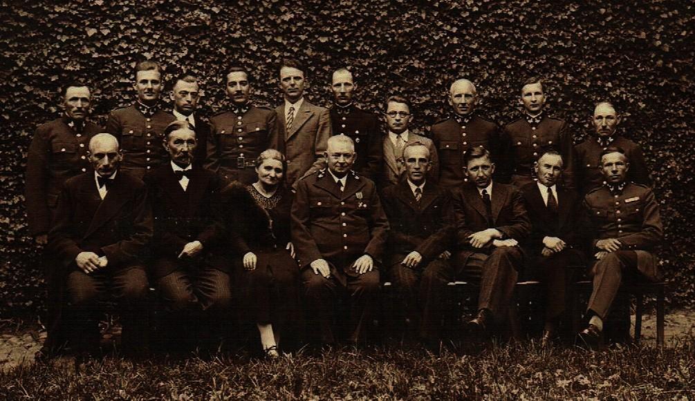 Administracja leśna 90 lat temu (wybrane wzory dystynkcji pochodzą z Rozporządzenia Rady Ministrów z dn. 1 marca 1930 r.
