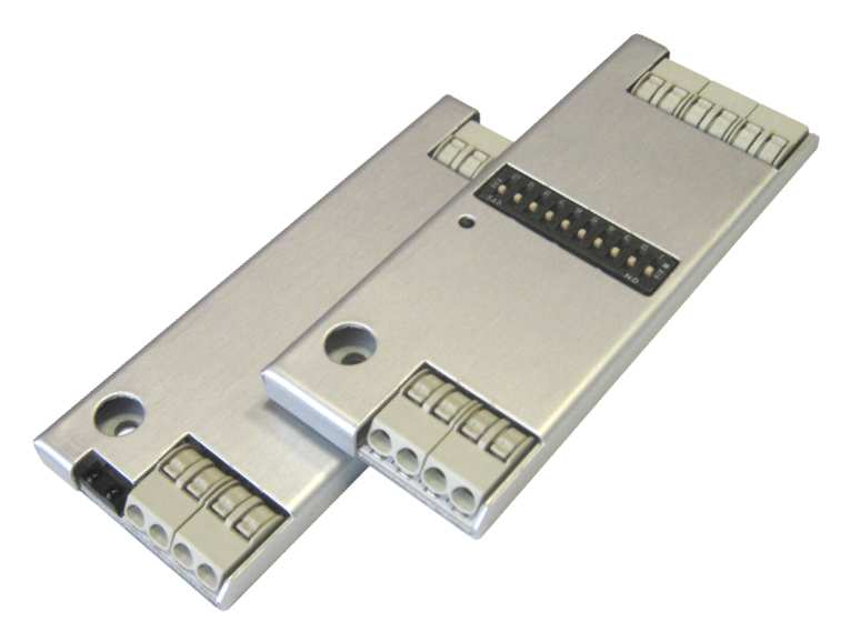 Xelee Mini IR / DMX512 Sterowniki LED do modułów napięciowych Xelee Mini IR to trzykanałowy sterownik przystosowany do pracy z napięciowymi modułami LED, takimi jak popularne taśmy LED.