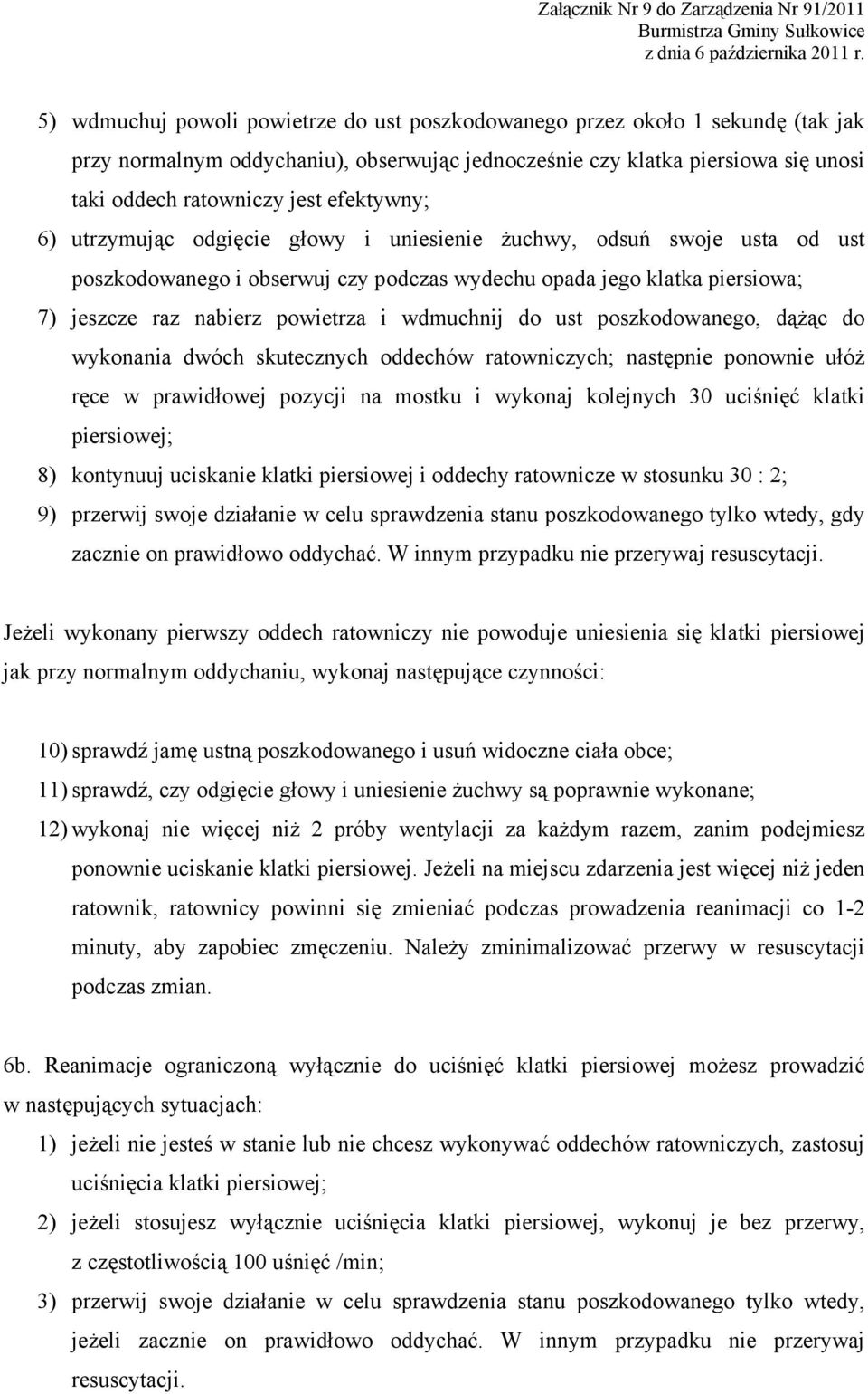 wdmuchnij do ust poszkodowanego, dążąc do wykonania dwóch skutecznych oddechów ratowniczych; następnie ponownie ułóż ręce w prawidłowej pozycji na mostku i wykonaj kolejnych 30 uciśnięć klatki