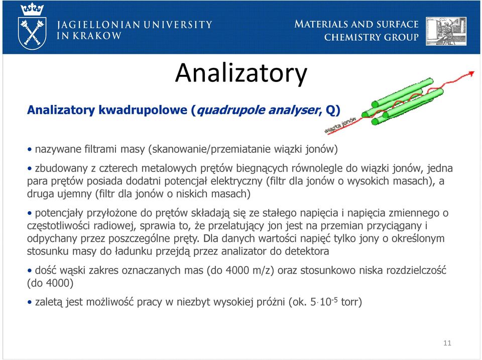 stałego napięcia i napięcia zmiennego o częstotliwości radiowej, sprawia to, że przelatujący jon jest na przemian przyciągany i odpychany przez poszczególne pręty.