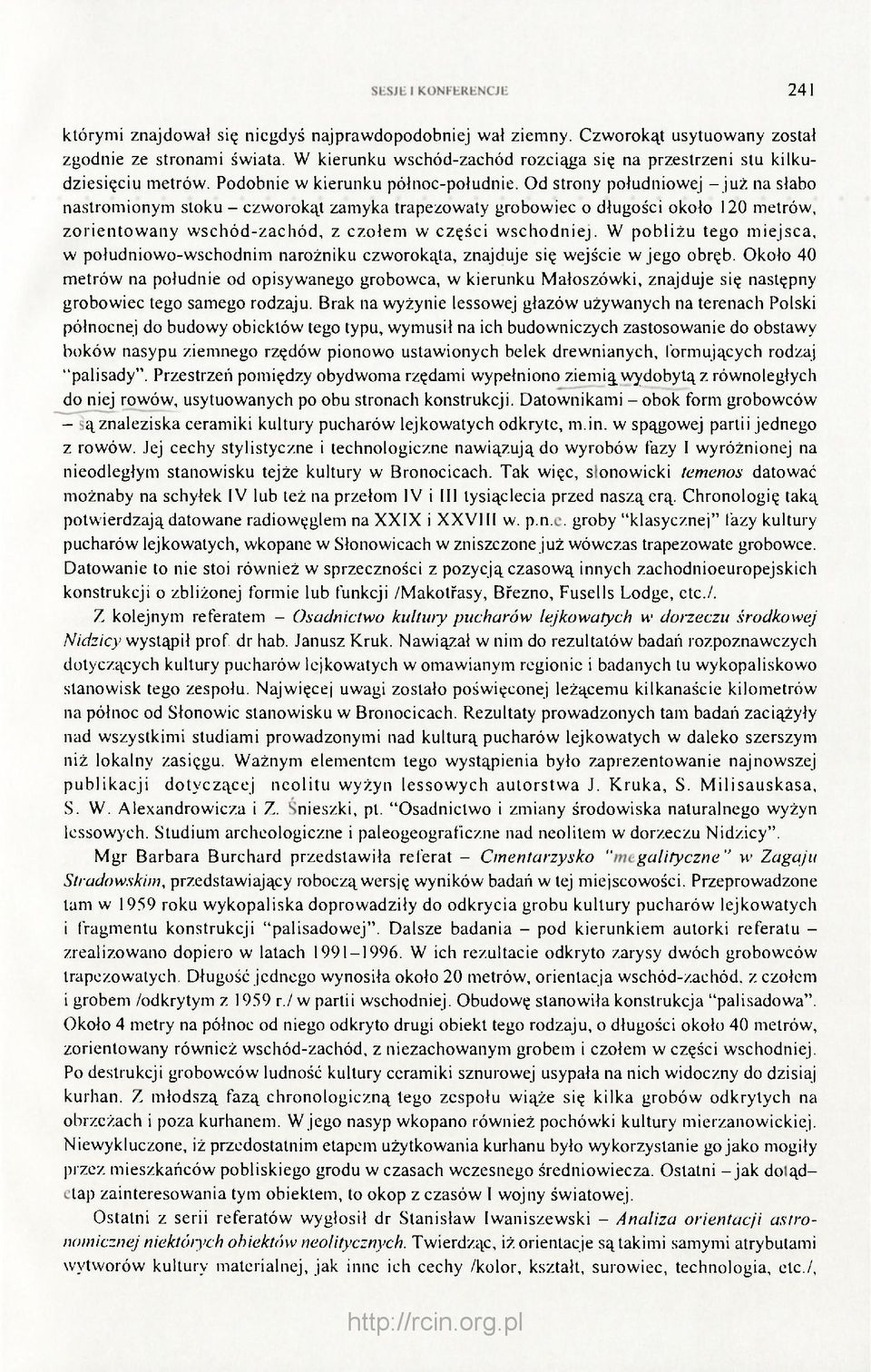 Od strony południowej - już na słabo nastromionym stoku - czworokąt zamyka trapezowaty grobowiec o długości około 120 metrów, zorientowany wschód-zachód, z czołem w części wschodniej.