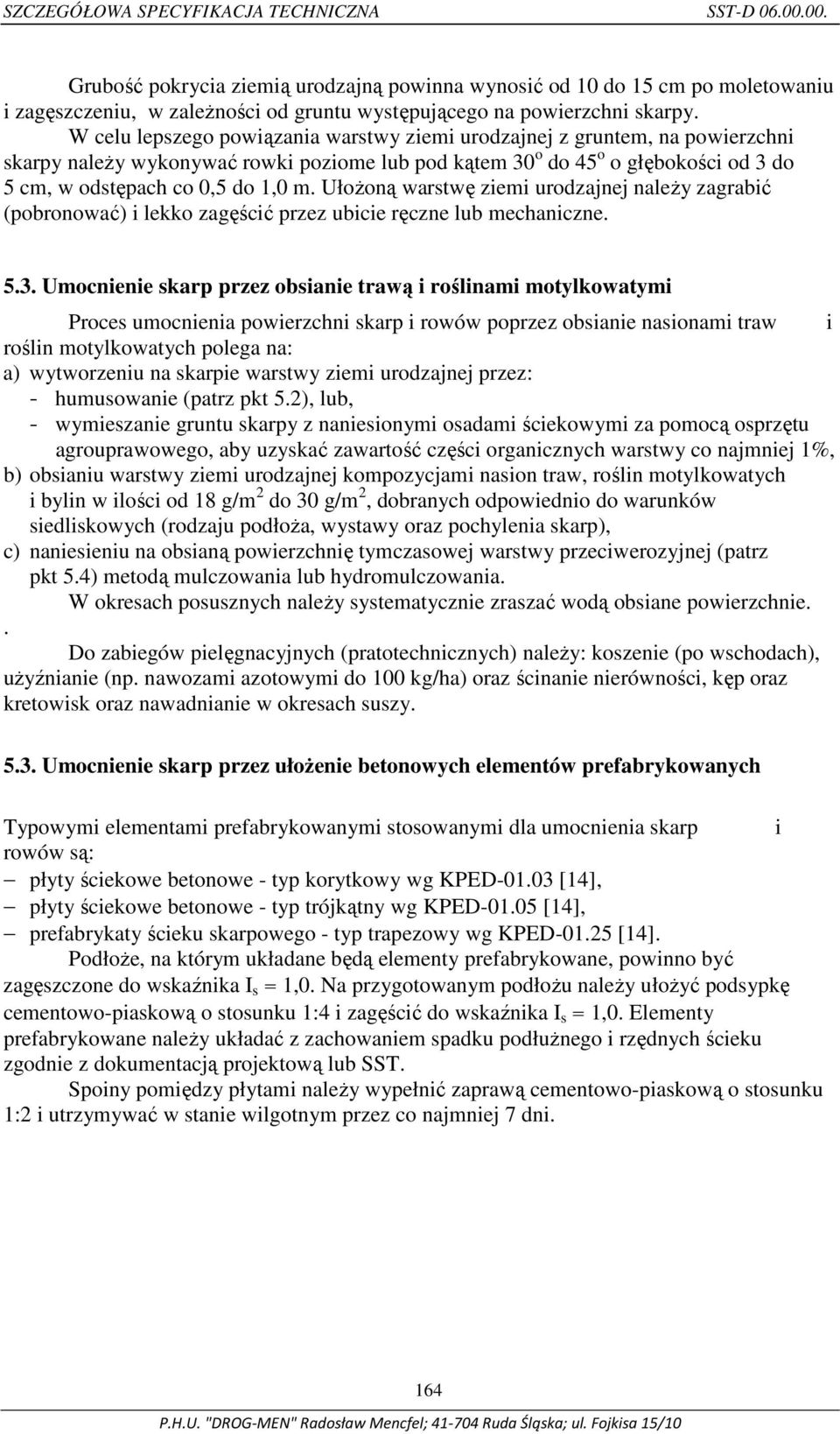 W celu lepszego powiązania warstwy ziemi urodzajnej z gruntem, na powierzchni skarpy należy wykonywać rowki poziome lub pod kątem 30 o do 45 o o głębokości od 3 do 5 cm, w odstępach co 0,5 do 1,0 m.