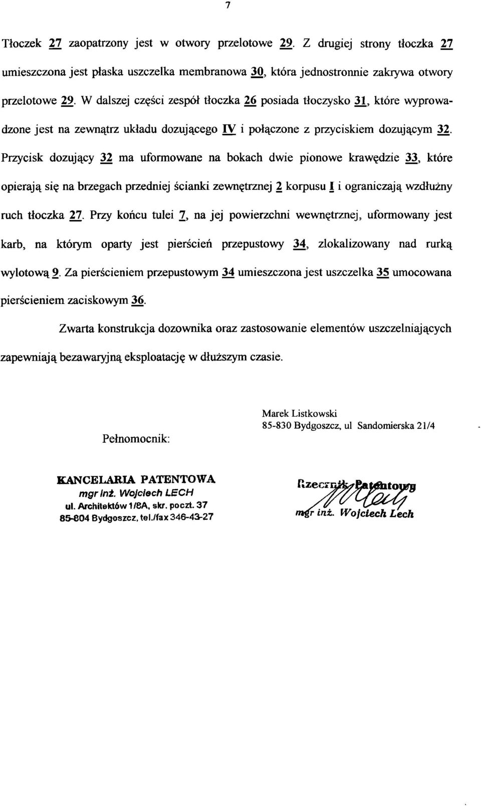 Przycisk dozujący 32 ma uformowane na bokach dwie pionowe krawędzie 33, które opierają się na brzegach przedniej ścianki zewnętrznej 2 korpusu I i ograniczają wzdłużny ruch tłoczka 27.