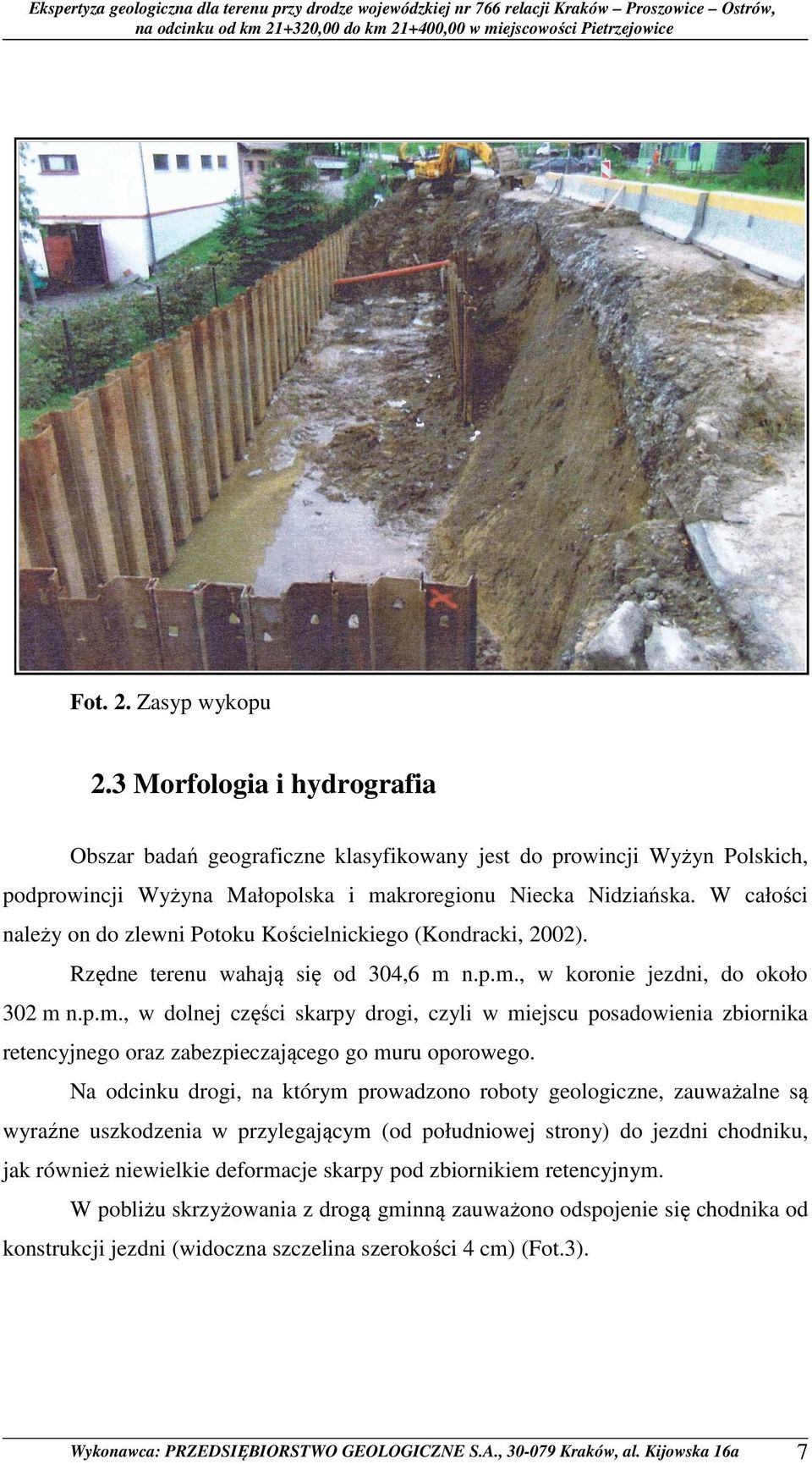 n.p.m., w koronie jezdni, do około 302 m n.p.m., w dolnej części skarpy drogi, czyli w miejscu posadowienia zbiornika retencyjnego oraz zabezpieczającego go muru oporowego.
