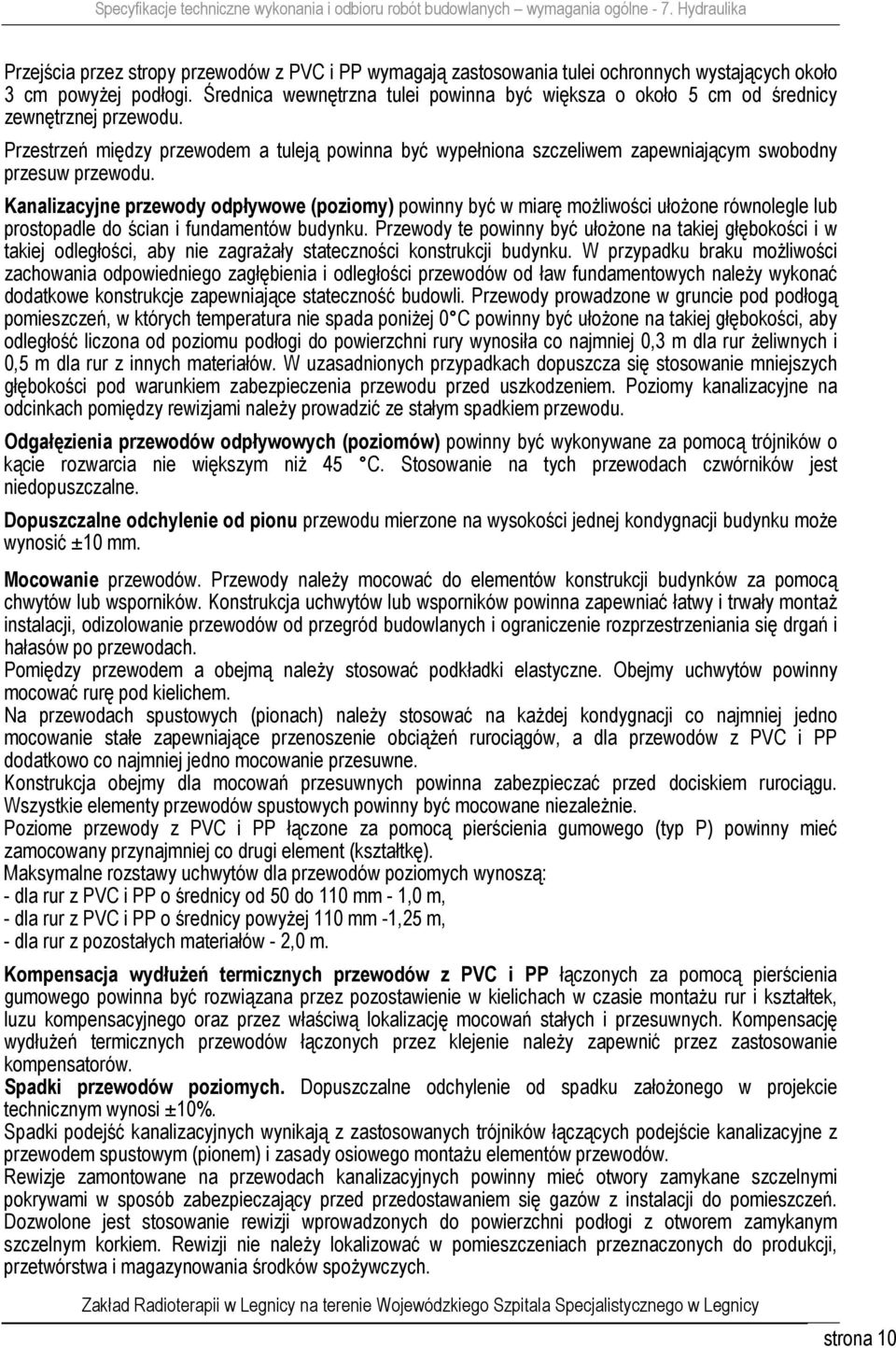 Przestrzeń między przewodem a tuleją powinna być wypełniona szczeliwem zapewniającym swobodny przesuw przewodu.
