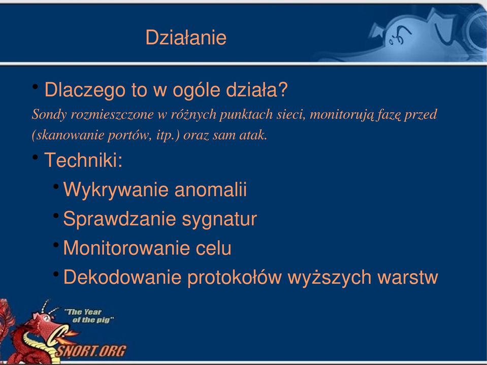 przed (skanowanie portów, itp.) oraz sam atak.