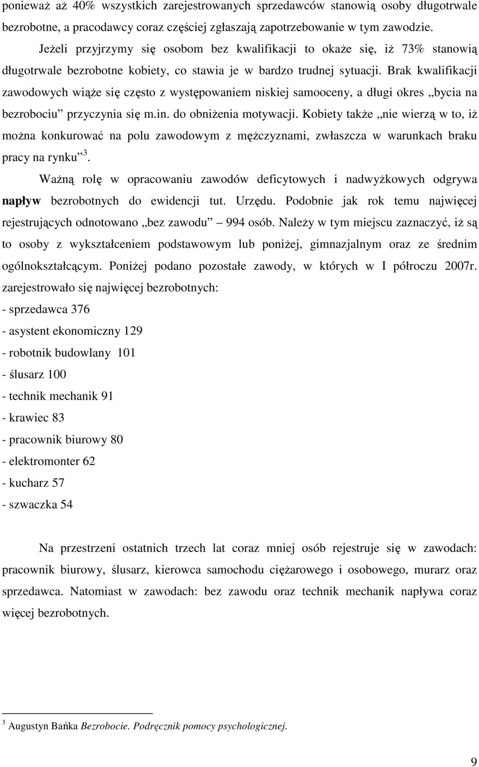 Brak kwalifikacji zawodowych wiąŝe się często z występowaniem niskiej samooceny, a długi okres bycia na bezrobociu przyczynia się m.in. do obniŝenia motywacji.