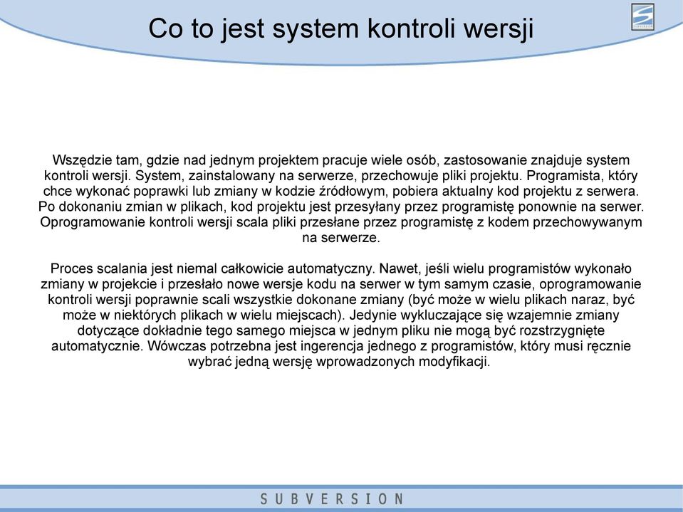 Po dokonaniu zmian w plikach, kod projektu jest przesyłany przez programistę ponownie na serwer.