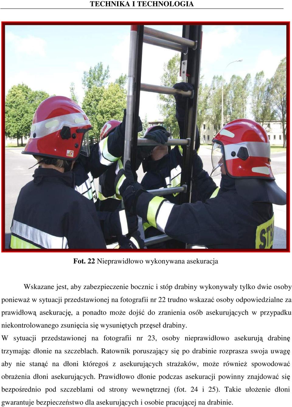 W sytuacji przedstawionej na fotografii nr 23, osoby nieprawidłowo asekurują drabinę trzymając dłonie na szczeblach.