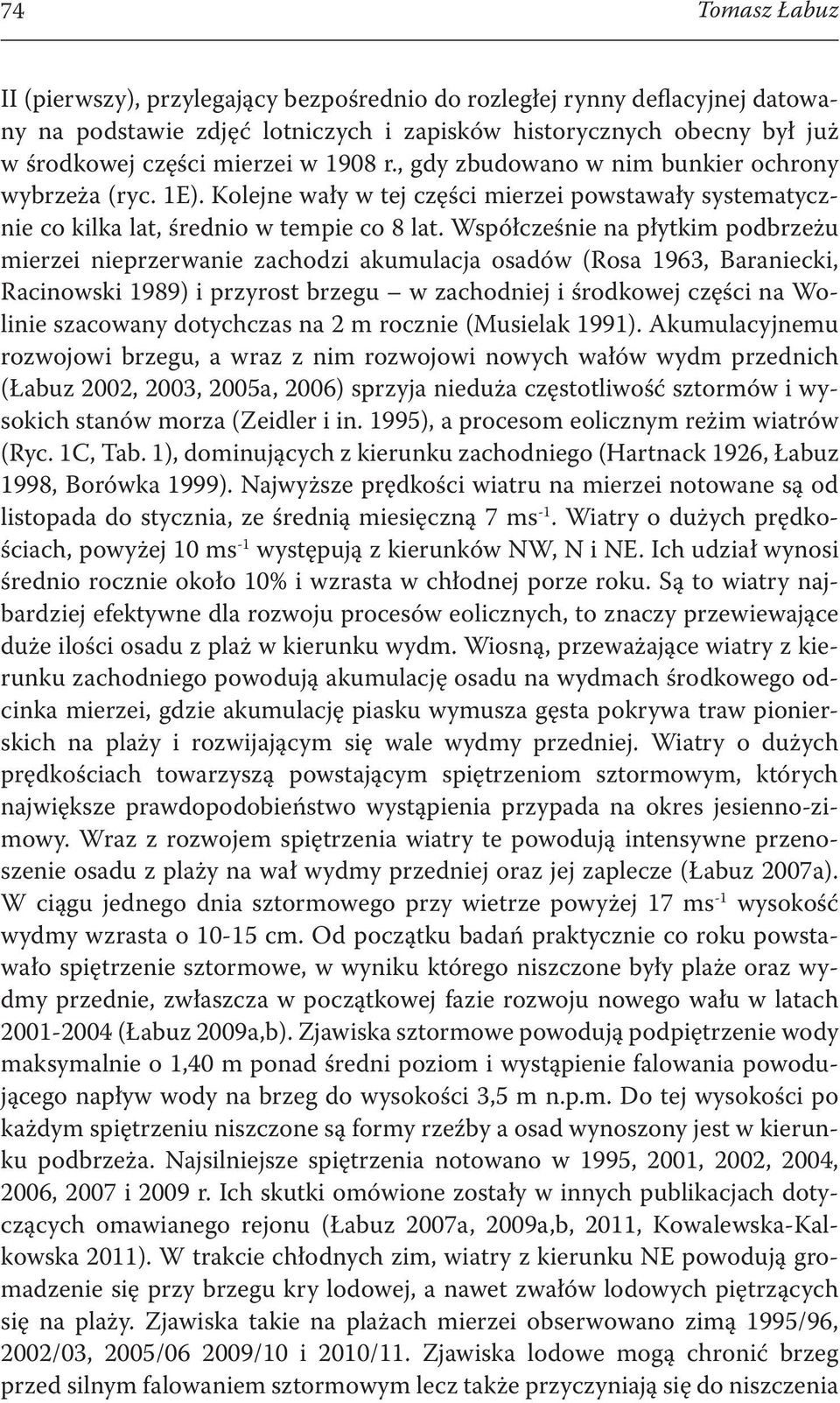 Współcześnie na płytkim podbrzeżu mierzei nieprzerwanie zachodzi akumulacja osadów (Rosa 1963, Baraniecki, Racinowski 1989) i przyrost brzegu w zachodniej i środkowej części na Wolinie szacowany