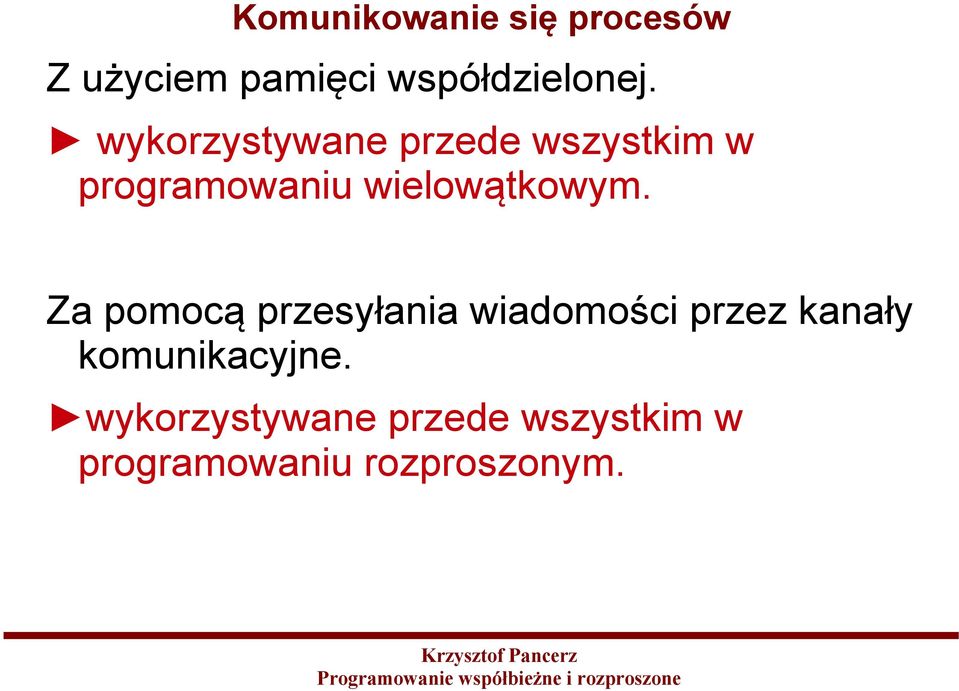 Za pomocą przesyłania wiadomości przez kanały komunikacyjne.