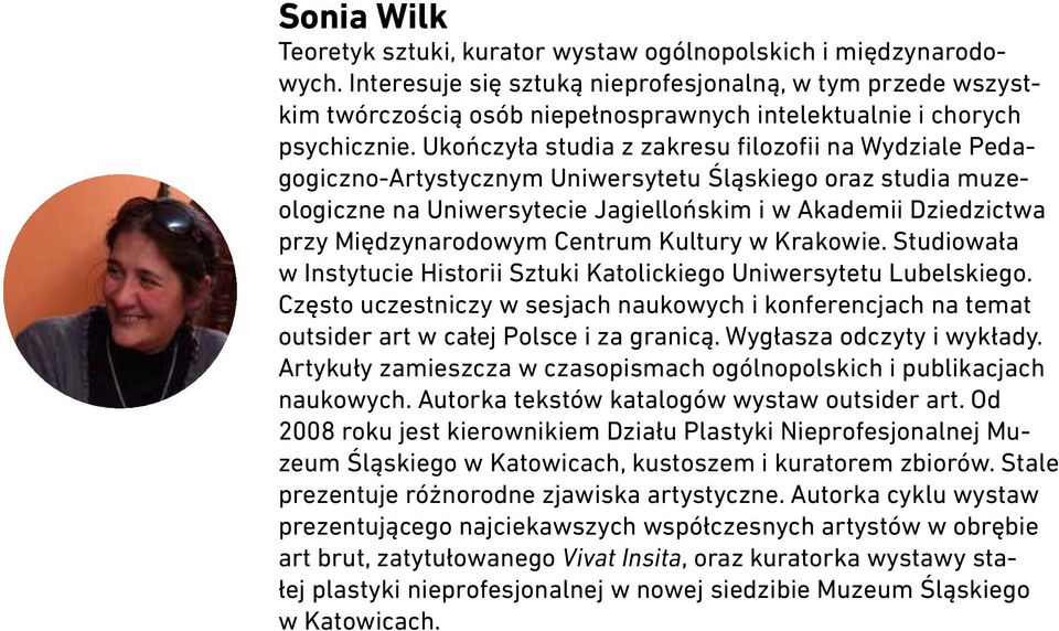 Ukończyła studia z zakresu filozofii na Wydziale Pedagogiczno-Artystycznym Uniwersytetu Śląskiego oraz studia muzeologiczne na Uniwersytecie Jagiellońskim i w Akademii Dziedzictwa przy