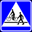 22. Zgodnie z zasadą ruchu prawostronnego rowerzysta powinien: A. jechać środkiem prawego pasa jezdni, B. poruszać się możliwie blisko prawej krawędzi jezdni, C.