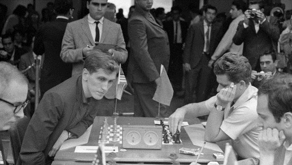 1966 Fischer (po lewej) Spasski (runda