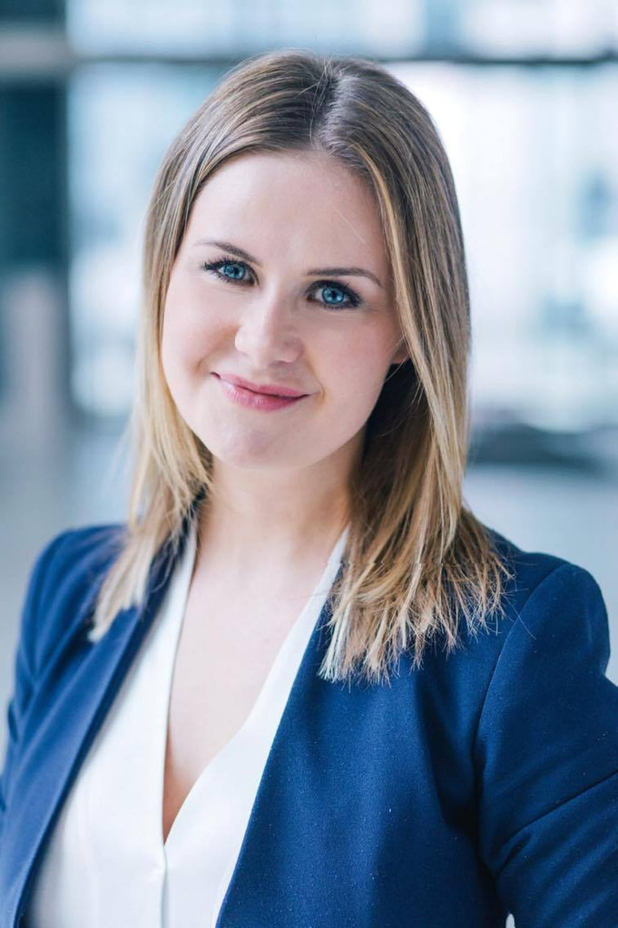 Elżbieta Cwynar Budzińska absolwentka psychologii oraz socjologii na UJ. Ukończyła m.in. Szkołę Trenerów Biznesu Elżbiety Sołtys oraz Szkołę Coachów The Art & Science of Coaching.
