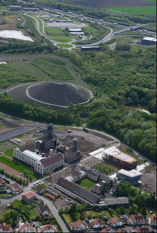 Oignes działająca od 1930 r. kopalnia węgla kamiennego została zamknięta w 1990 r.; pozostał po niej obszar o pow.