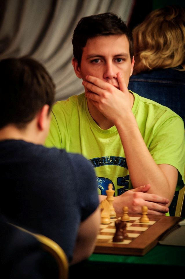 ŻYCIE SZACHOWE REGIONU M 18.fxe4 Hh4+ 19.Gg3 Hxe4+ 2.Se3 Gd4 21.Gf2 Gf 22.Ge2 Gxe3 1 23.Gxe3 Hxg2 24. Hxh2 2.Hc4 We8 26.Kd2 Gd3 27.Hg4 He 28.