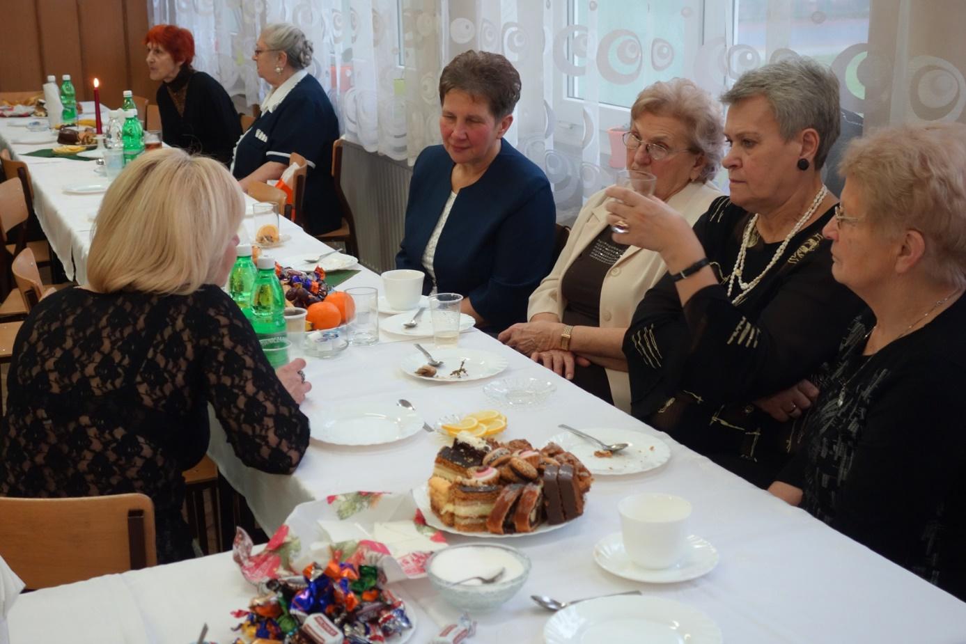 Uroczystość odbyła się pod znakiem wspólnego kolędowania, dzielenia się opłatkiem i składania sobie życzeń.