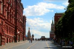 (przejazdy metrem): Kreml z soborami, Zbrojownia z kolekcją koron carskich, jajek Faberge i tronów carskich, Armata Carska (Car puszka) i największy na świecie Dzwone Carski (Car kołokoł).