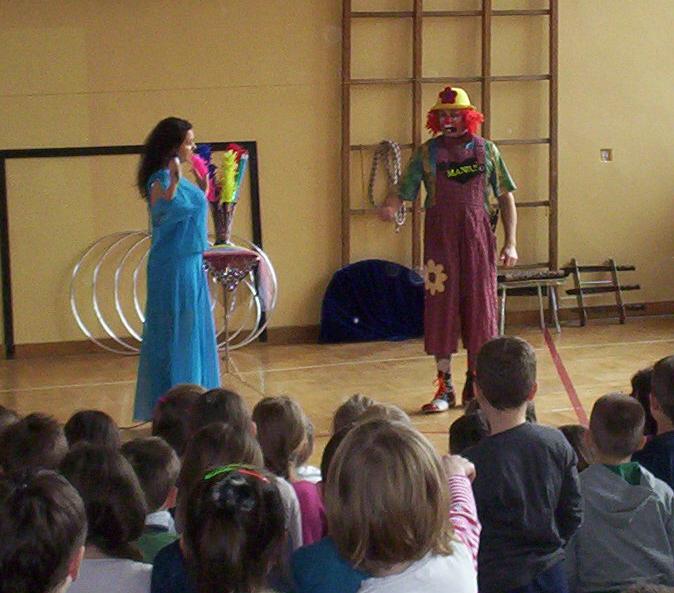 Pani cyrkowiec pokazała sztuczkę ze świnką morską, którą wyciągnęła z magicznej doniczki. Zabawny klaun pokazał pudelka skaczącego przez obręcze.