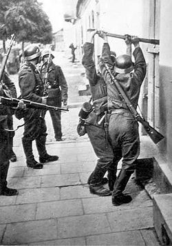 Żychlin 1 17 września 1939 r. Str. 2 Małe miasteczko na Mazowszu, w którym telefony działały tylko do godz. 22-ej. KK W naszym mieście przyczaił się szpieg i zdrajca. W duchu" zawsze był Niemcem.