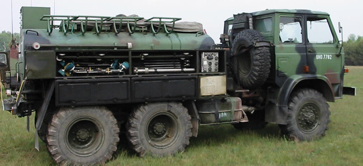 Fot. 4. Instalacja rozlewcza IRS-2 w położeniu marszowym z otwartymi schowkami Instalacja IRS-2 jest zamontowana na podwoziu samochodu ciężarowo-terenowego Star-266.