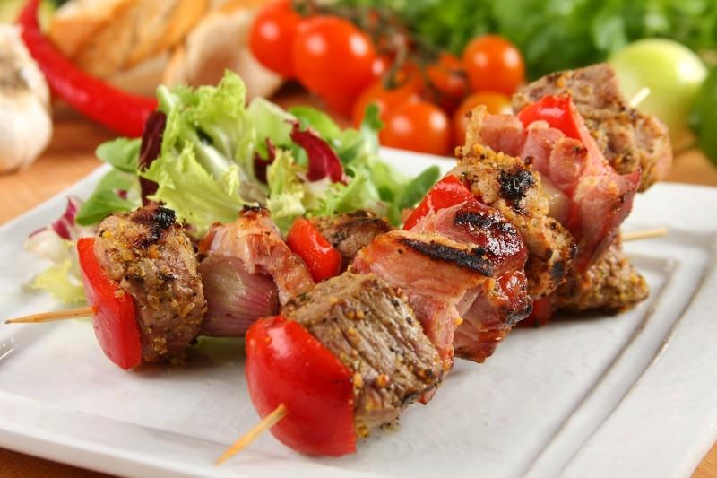 Karkówka z grilla w marynacie 80dag karkówki 8 łyżek oliwy 2 łyżki sosu sojowego 1 łyżka octu balsamicznego 4 ząbki czosnku szczypta chili sól, pieprz, przyprawa do mięs 1.