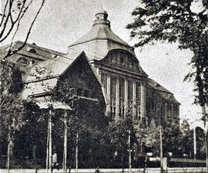 ul. Abrahama ul. Andersa Widok na Dolinę Siedlisko ze Wzgórza Olimpijskiego, na pierwszym planie obecna ul. Abrahama, w tle zabudowania willowe, zdjęcie 1912 r. (TPS) Apteka pod Orłem Al.