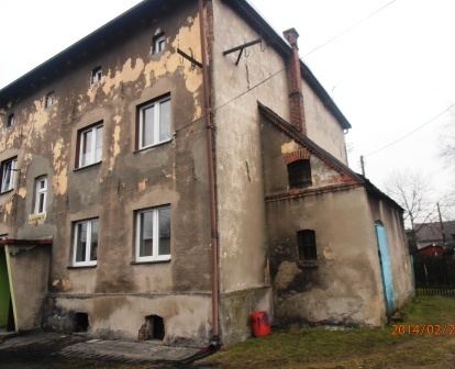 Najbliższy budynek usytuowany jest (na tej samej działce) w odległości 5,0 m garaż blaszany, a najbliższe budynki sąsiednie zlokalizowane są w odległościach ponad 12,0