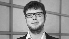 Absolwent Politechniki Wrocławskiej. Pracownik międzynarodowej firmy konsultingowej. Kierownik zespołu konsultantów z obszaru SCM.