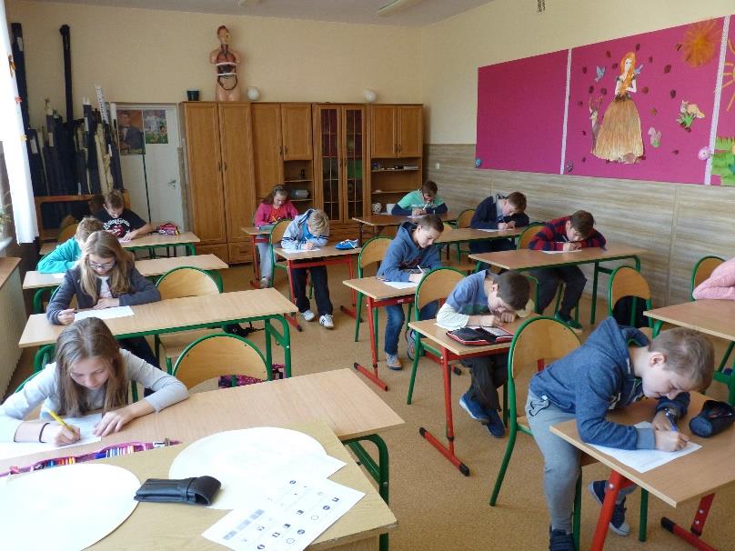 Konkurs Wiedzy o Bezpieczeństwie Ruchu Drogowego Starsi uczniowie naszej szkoły przystąpili do Szkolnego Konkursu Wiedzy o Bezpieczeństwie Ruchu Drogowego.