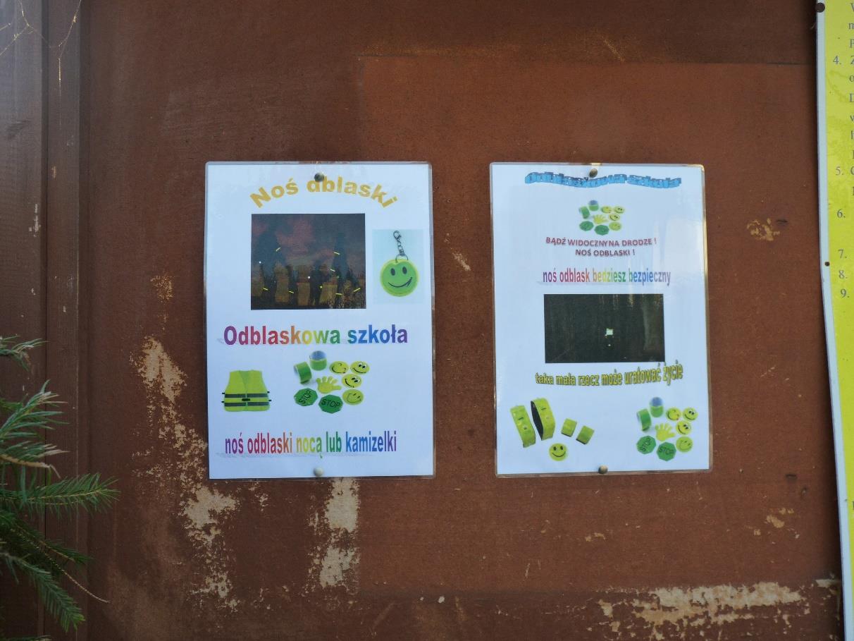 Zajęcia komputerowe z odblaskiem w tle Uczniowie na