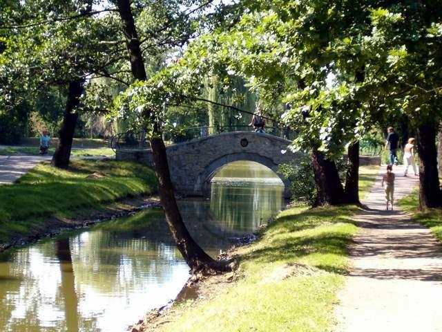 Co warto zobaczyć w Pruszkowie? Park Potulickich Park został założony w II połowie XIX wieku wg projektu Karola Sparmana z Saksonii.