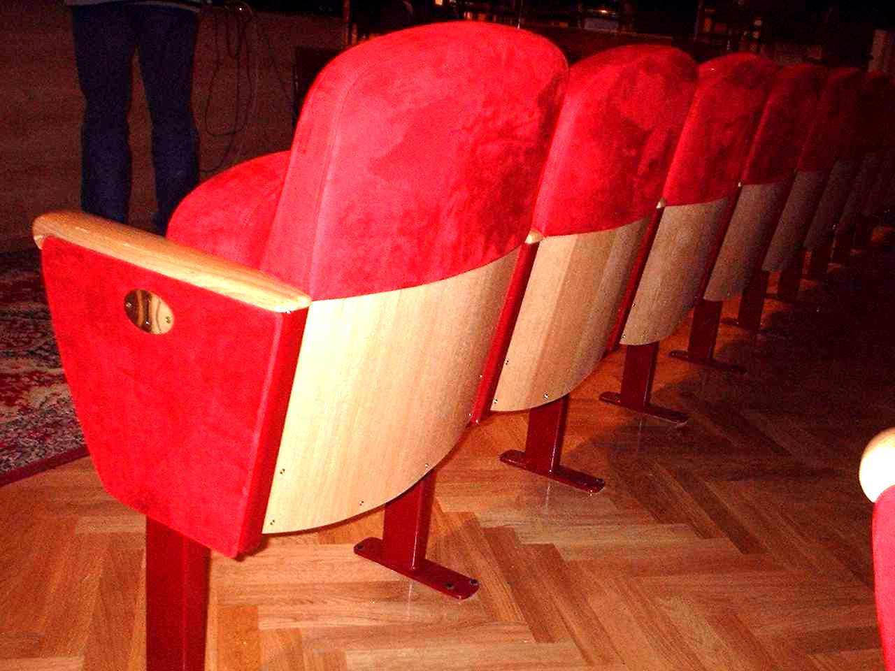 DOBÓR FOTELI a publiczność na widowni widownia lub podium chóru, zapełnione widownia zapełniona osoby na krzesłach drewn.,2 os./m 2 wykładzina podłog.