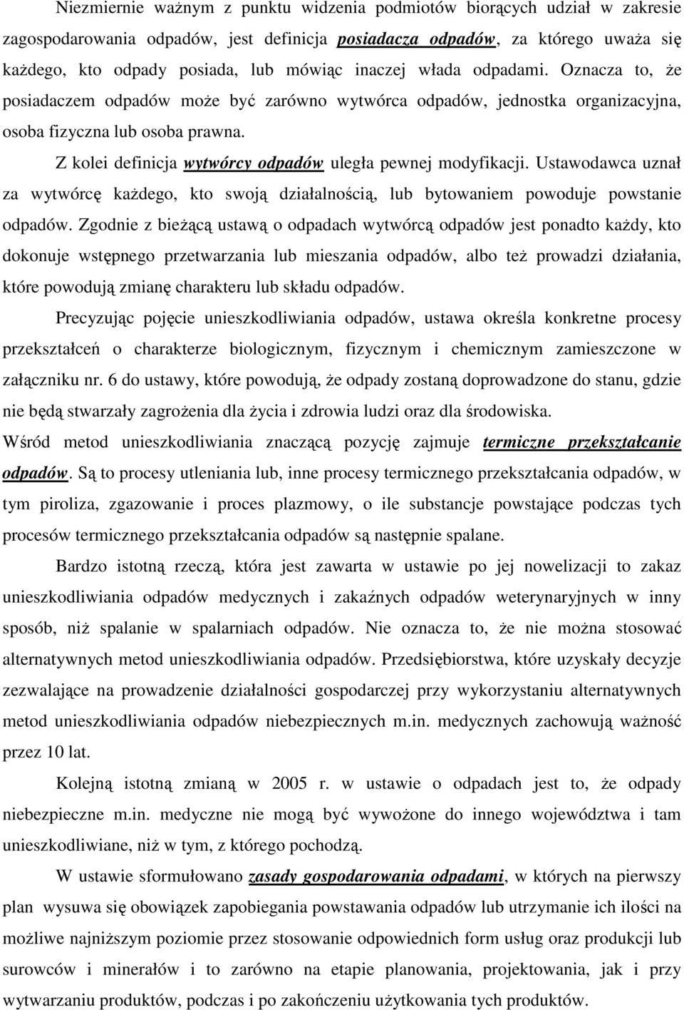 Z kolei definicja wytwórcy odpadów uległa pewnej modyfikacji. Ustawodawca uznał za wytwórcę kaŝdego, kto swoją działalnością, lub bytowaniem powoduje powstanie odpadów.