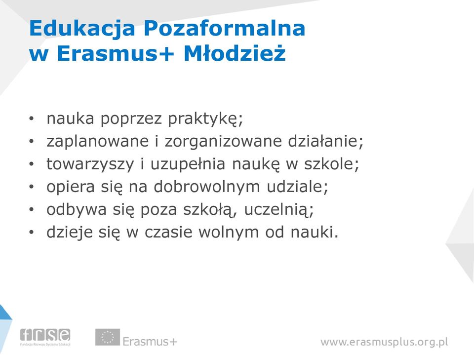 uzupełnia naukę w szkole; opiera się na dobrowolnym udziale;