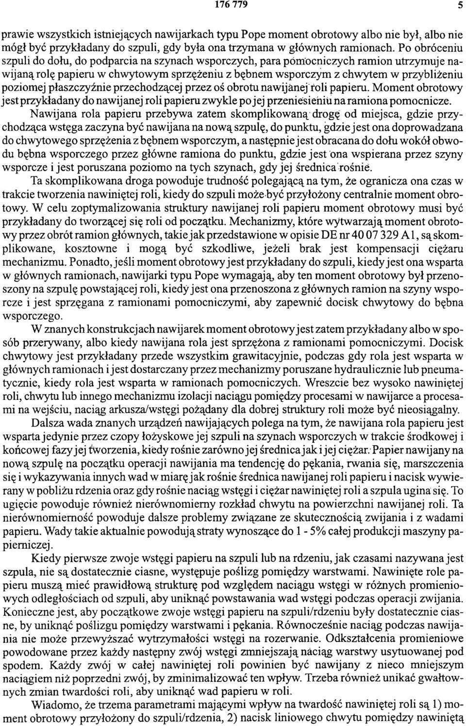 płaszczyźnie przechodzącej przez oś obrotu nawijanej roli papieru. Moment obrotowy jest przykładany do nawijanej roli papieru zwykle po jej przeniesieniu na ramiona pomocnicze.