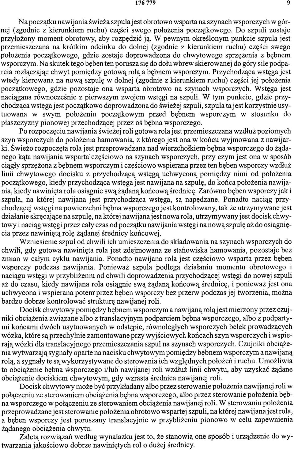 W pewnym określonym punkcie szpula jest przemieszczana na krótkim odcinku do dolnej (zgodnie z kierunkiem ruchu) części swego położenia początkowego, gdzie zostaje doprowadzona do chwytowego