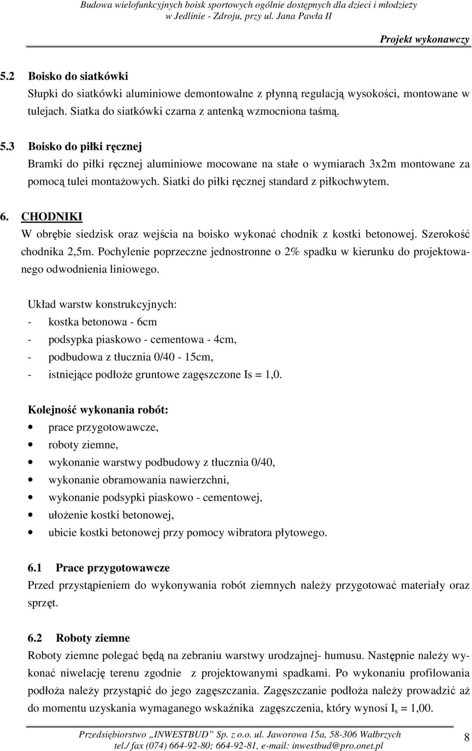 CHODNIKI W obrębie siedzisk oraz wejścia na boisko wykonać chodnik z kostki betonowej. Szerokość chodnika 2,5m.