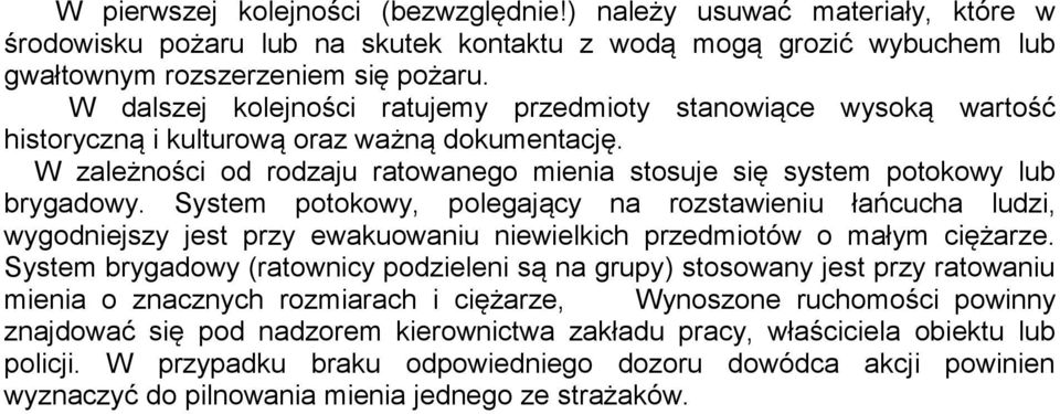 System potokowy, polegający na rozstawieniu łańcucha ludzi, wygodniejszy jest przy ewakuowaniu niewielkich przedmiotów o małym ciężarze.