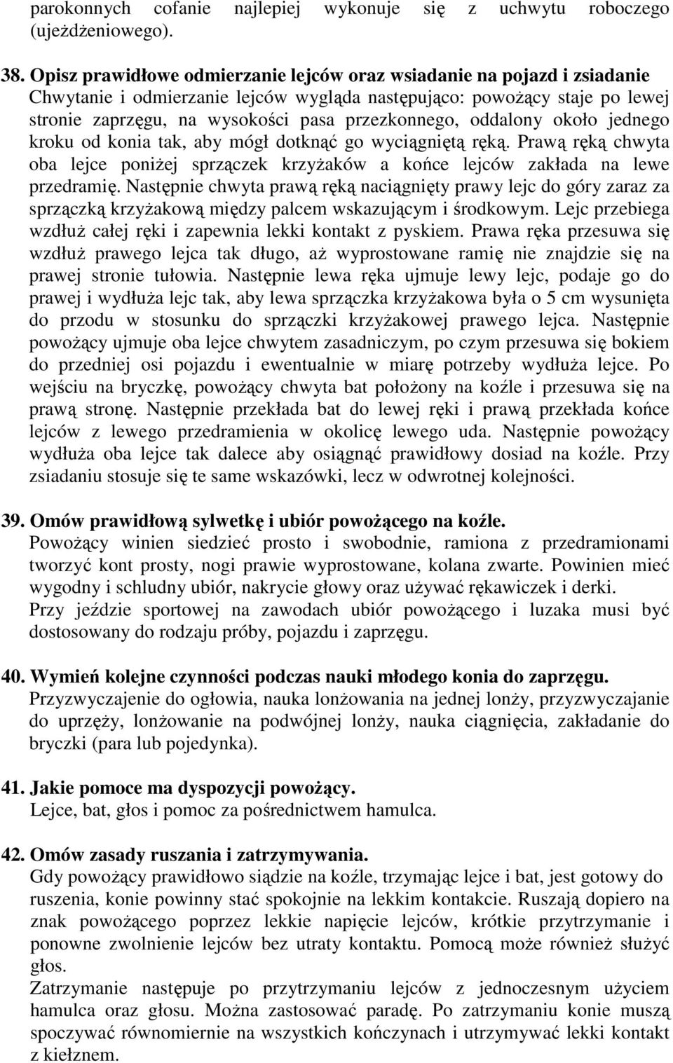 oddalony około jednego kroku od konia tak, aby mógł dotknąć go wyciągniętą ręką. Prawą ręką chwyta oba lejce poniŝej sprzączek krzyŝaków a końce lejców zakłada na lewe przedramię.