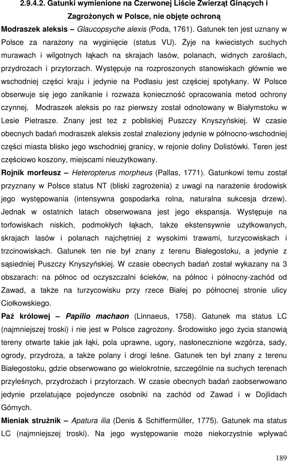 Żyje na kwiecistych suchych murawach i wilgotnych łąkach na skrajach lasów, polanach, widnych zaroślach, przydrożach i przytorzach.
