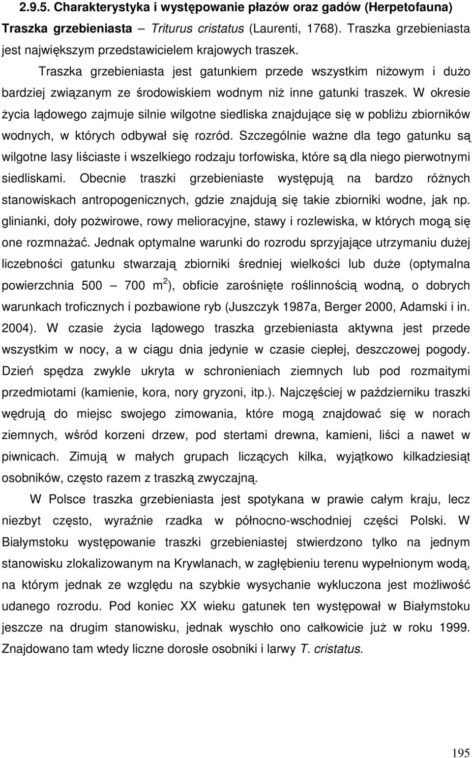 Traszka grzebieniasta jest gatunkiem przede wszystkim niżowym i dużo bardziej związanym ze środowiskiem wodnym niż inne gatunki traszek.