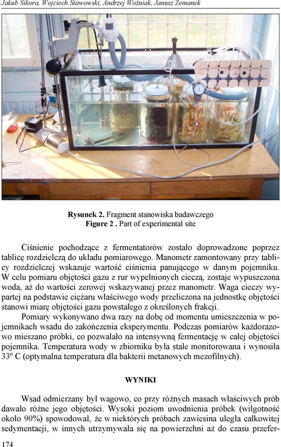 Manometr zamontowany przy tablicy rozdzielczej wskazuje wartość ciśnienia panującego w danym pojemniku.